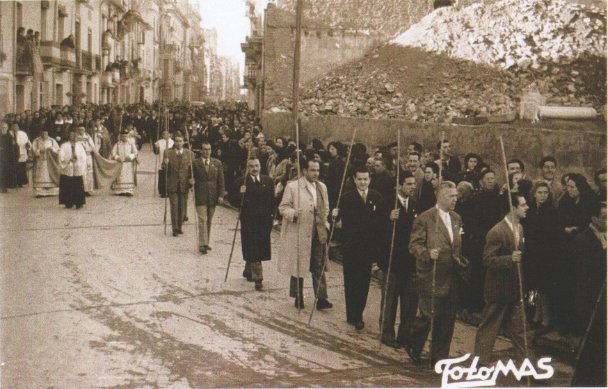 abuelo joven con gayatas