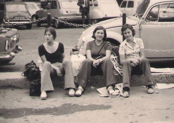 Inmaculada en París, 1973, con Rosa y Vicky.