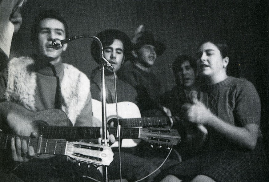 Inmaculada cantando con el Equip València Folk, 1970, con Vicent Torrent (guitarra, delante, y chaleco de pelliza) y Julio Bustamante (guitarra, detrás, con sombrero).