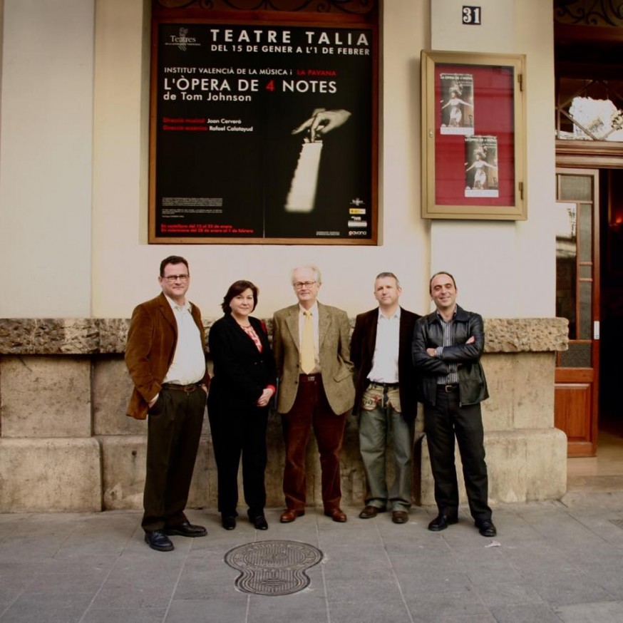 Inmaculada en el Teatre Talia en el estreno de L'òpera de 4 notes, en enero de 2004. Con Rafa Calatayud, Tom Johnson, Joan Cerveró y José Alberto Fuentes.