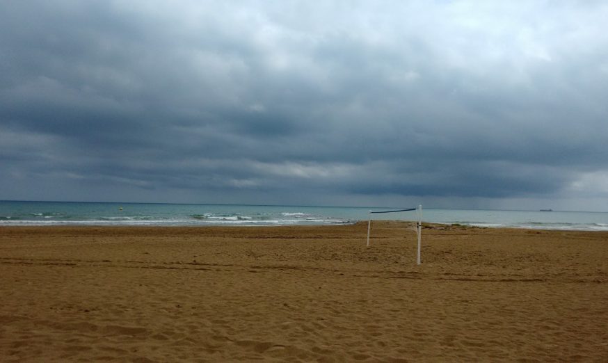 playa con tormenta